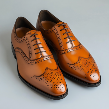 Zapatos Oxford de cuero premium en color caramelo, diseño artesanal con detalles perforados, hechos a mano en Perú