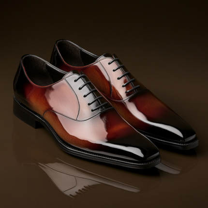 Zapatos de cuero premium para hombre, diseño formal con acabado brillante en tonos marrón y negro, hechos a mano en Perú.