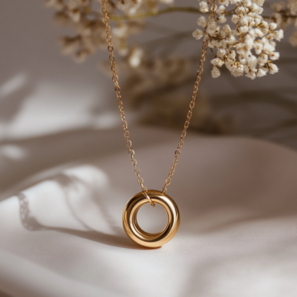 Colgante minimalista de oro 18k hecho a mano, diseño exclusivo de Cajamarca, Perú, con doble círculo entrelazado y cadena ajustable.