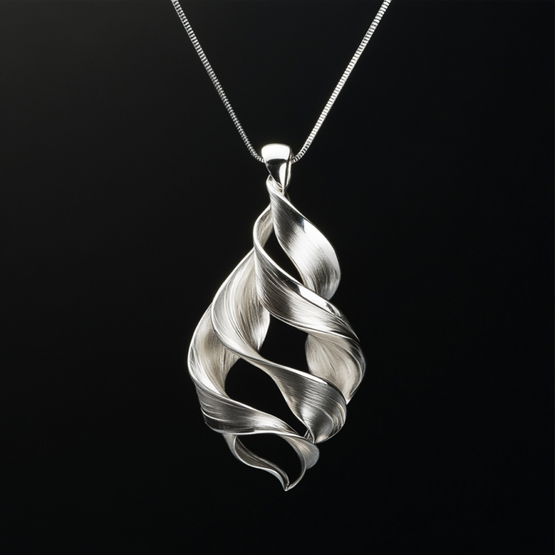Colgante espiral de plata 950 hecho a mano, diseño minimalista y elegante, joya artesanal de Cusco, Perú.
